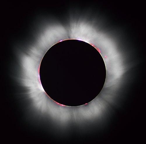 De corona is zichtbaar als een lichtkrans tijdens een totale zonsverduistering